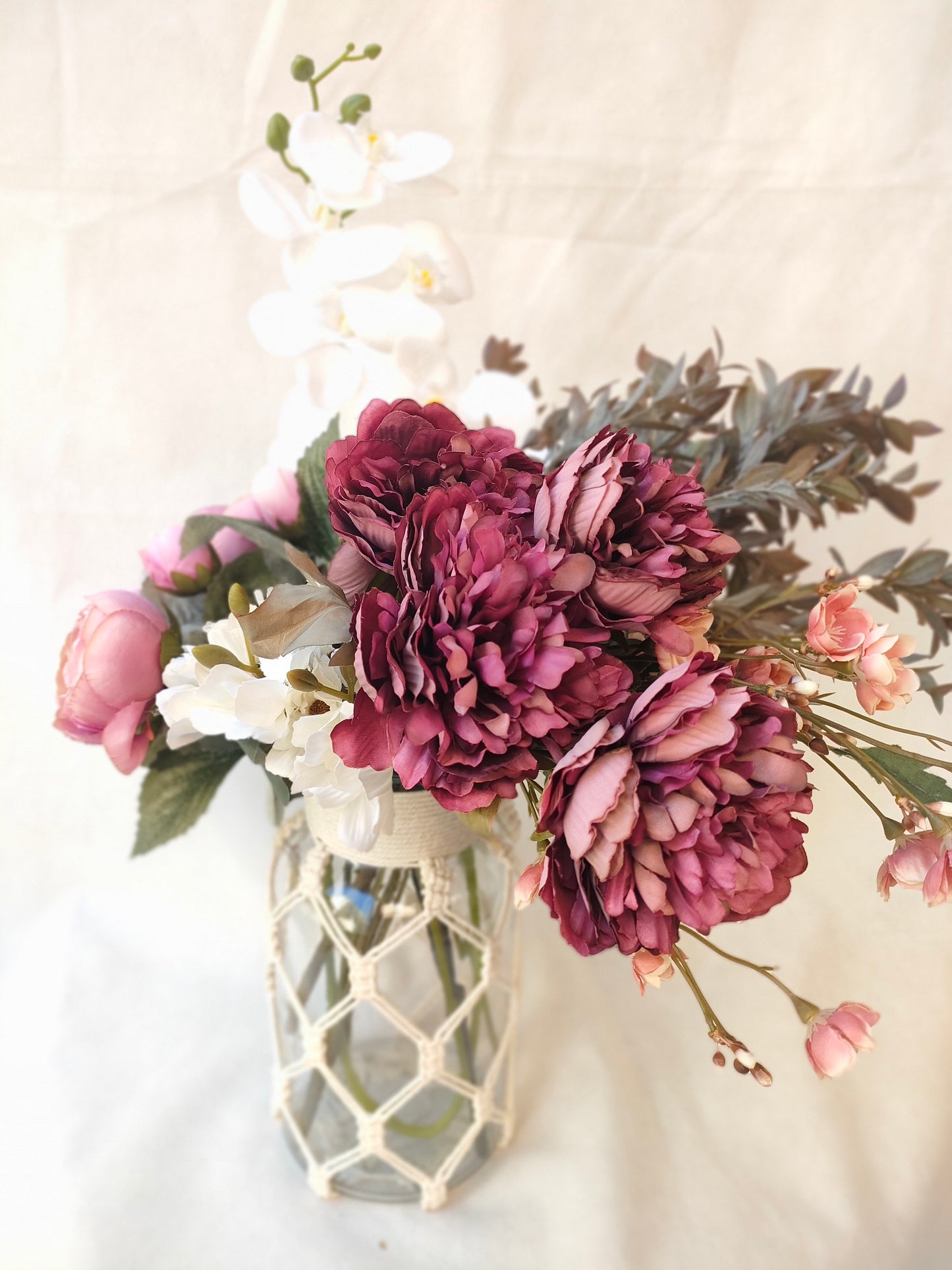 Glass vase with white Strings