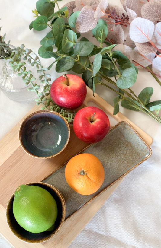 Plate with 3 small bowls.