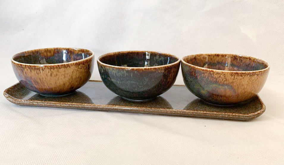 Plate with 3 small bowls.