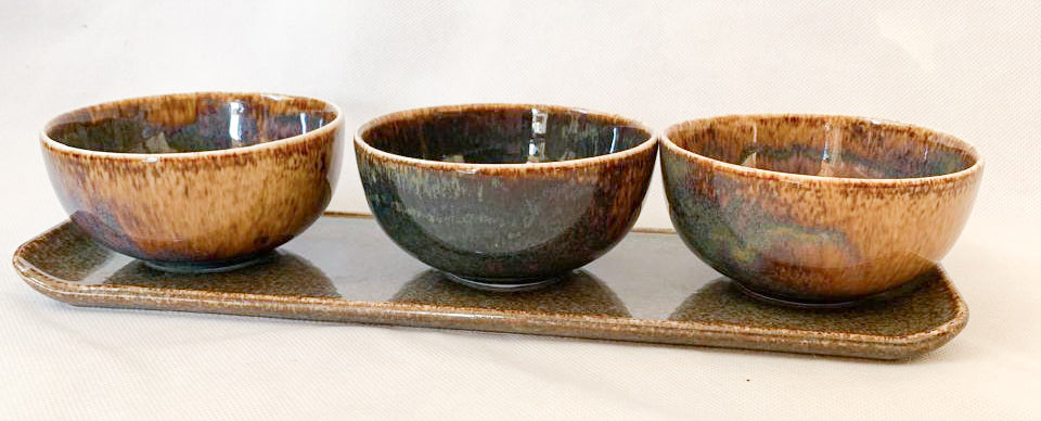 Plate with 3 small bowls.